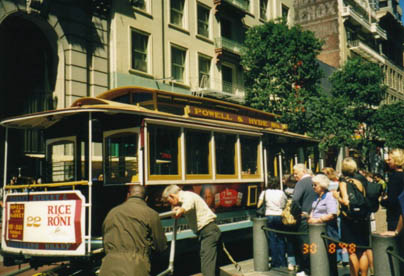 Et godt udgangspunkt for rundture i San Francisco er hjrnet af Market St. og Powell St. Her vender kabelsporvognene.